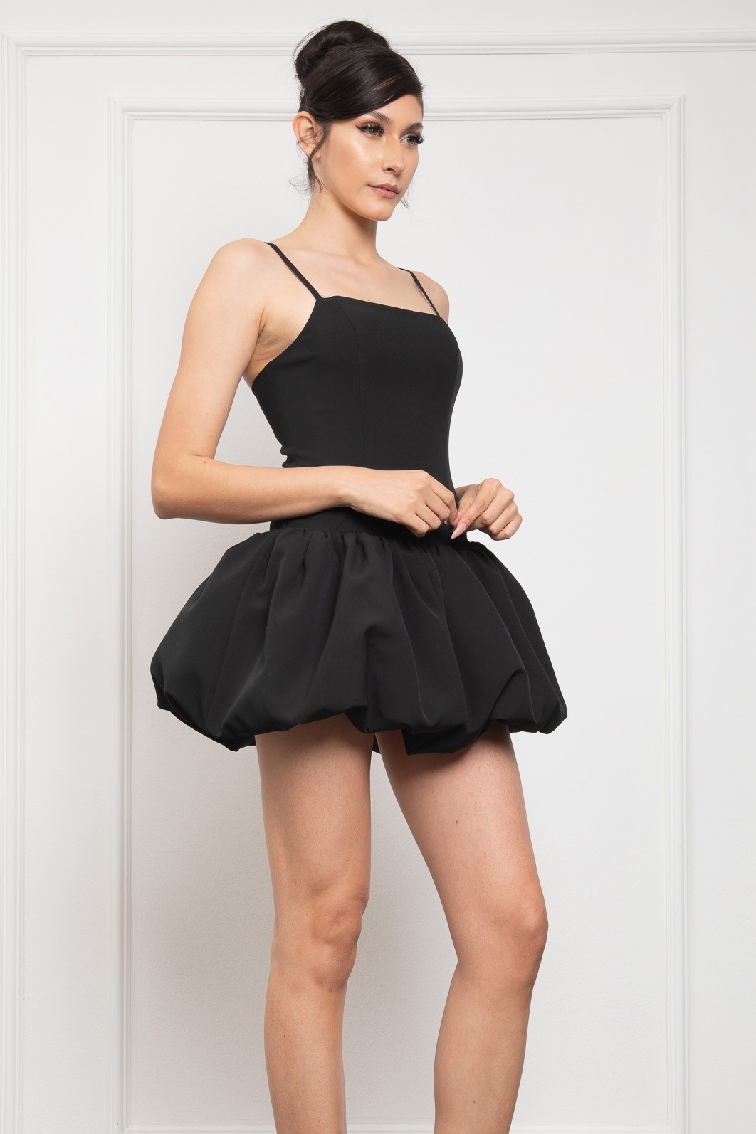 VESTIDO CORTO NEGRO.
